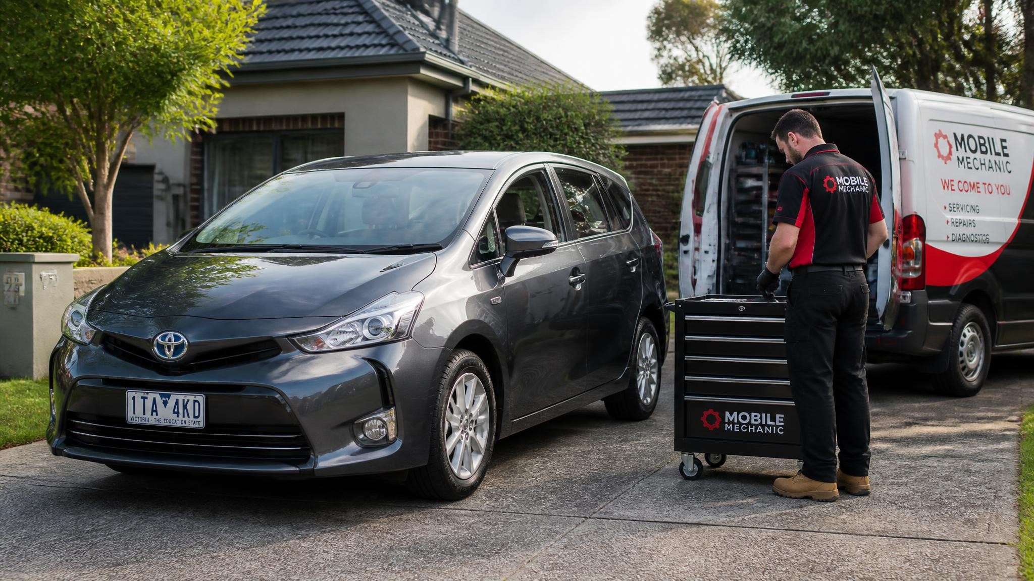 Mobile mechanic servicing a car in a Melbourne suburb